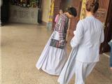Chùa Linh Ứng Bãi Bụt Cho Du Khách Mượn Váy Choàng Tránh Phản Cảm