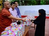 Bangladesh: Tu Viện Phật Giáo Phát Cơm Cho Người Hồi Giáo Trong Tháng Chay Ramadan