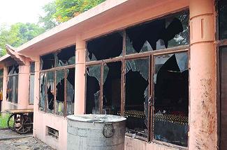 Cửa kính một tu viện Phật Giáo bị vỡ sau vụ nổ bom