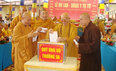 Các chức sắc Phật giáo trong tỉnh quyên góp ủng hộ bộ đội Trường Sa. Ảnh: baodongnai