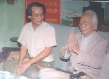  Đại tướng Võ Nguyên Giáp và nhà văn Sơn Tùng trong buổi trò chuyện về thiền. (Ảnh được công bố lần đầu tiên).