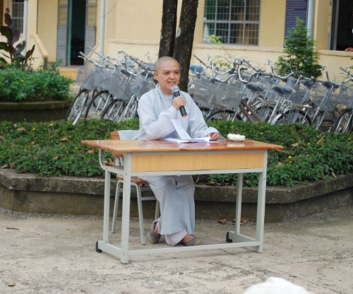 Sư Cô Hương Nhũ giảng tại Trường THPT Gia Viễn – Cát Tiên (Lâm Đồng)