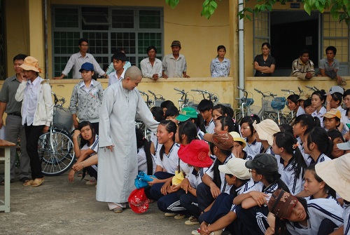 Sư Cô trao phần thưởng cho học sinh nghèo của trường Gia Viễn