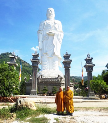 2 đại đức Thích Tâm Thành và Thích Nguyên Ngọc, ở chùa Tòng Lâm Lô Sơn, TP. Nha Trang trước ngày ra lo Phật sự tại chùa đảo Nam Yết, huyện Trường Sa.