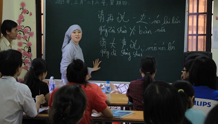 Cô Tuệ Quang đang giảng dạy tiếng Trung 