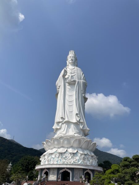 Kỷ Niệm Sinh Viên Hoa Kỳ Thăm Viếng Tượng Phật Quán Thế Âm Ở Đà Nẵng