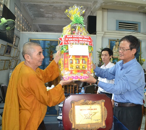 Thường Trực UBMT TQ tỉnh Đồng Nai thăm và tặng lẵng hoa chúc mừng Phật Đản tại Quan Âm Tu Viên-Biên Hòa 2559-2015