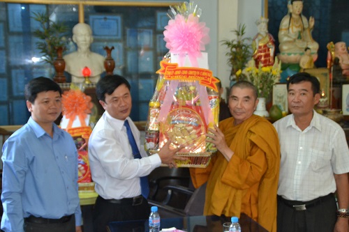 Đảng Ủy-Ủy Ban Nhân Dân tỉnh Đồng Nai thăm và tặng lẳng hoa chúc mừng Phật Đản tại Quan Âm Tu Viên-Biên Hòa 2559-2015
