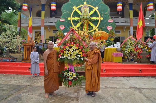 Ngay 12.04al HT.Thích Giác Quang tặng lẳng hoa chúc mừng đại lễ Phật Đản BTS PG huyện Tân Phú- Đồng Nai 2559-2015