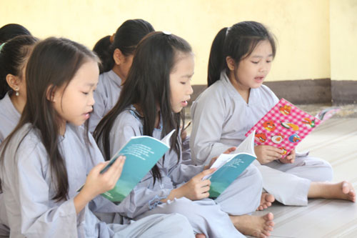 Nhiều học sinh tiểu học đến chùa học kỹ năng sống - Ảnh: Minh Luân
