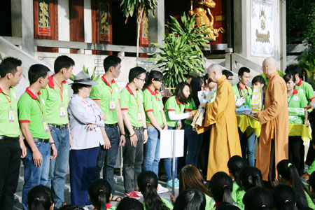 Đại diện Trung ương giáo hội phật giáo Việt Nam tặng hoa cho các đội trưởng nhóm tình nguyện viên
