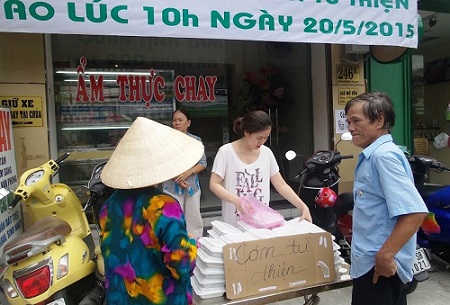 Tịnh Tâm Trai phát cơm từ thiện cho người nghèo trước quán